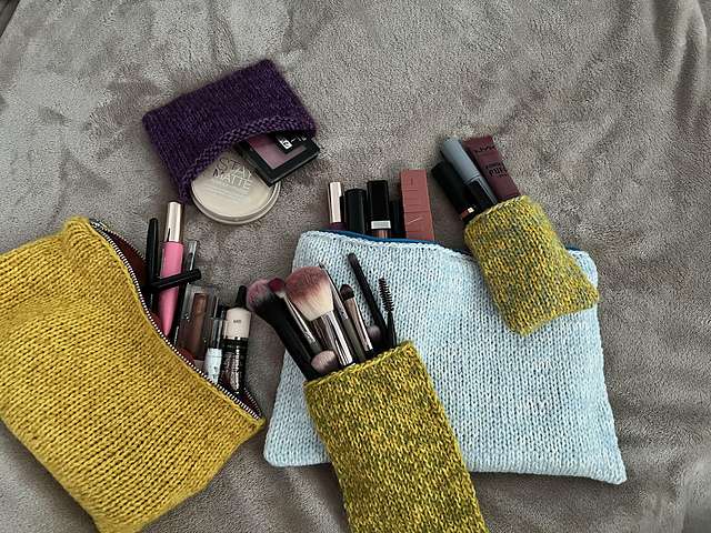 hand knit bag pattern in three sizes for use as a makeup brush pouch, a drawing pen case, or travel bag